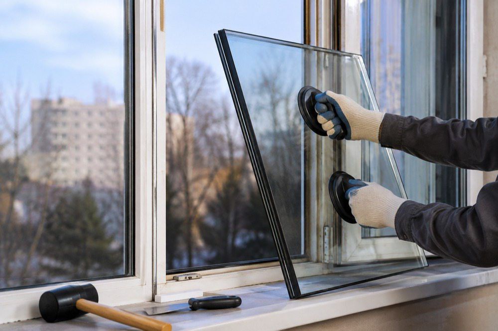تعویض شیشه دوجداره پنجره UPVC؛ نصب شیشه جدید با استفاده از ابزارهای مخصوص